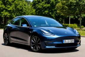 «Ярче, чем разрешено»: Tesla отзывает 20 тысяч машин из-за фар, которые ослепляют встречных водителей