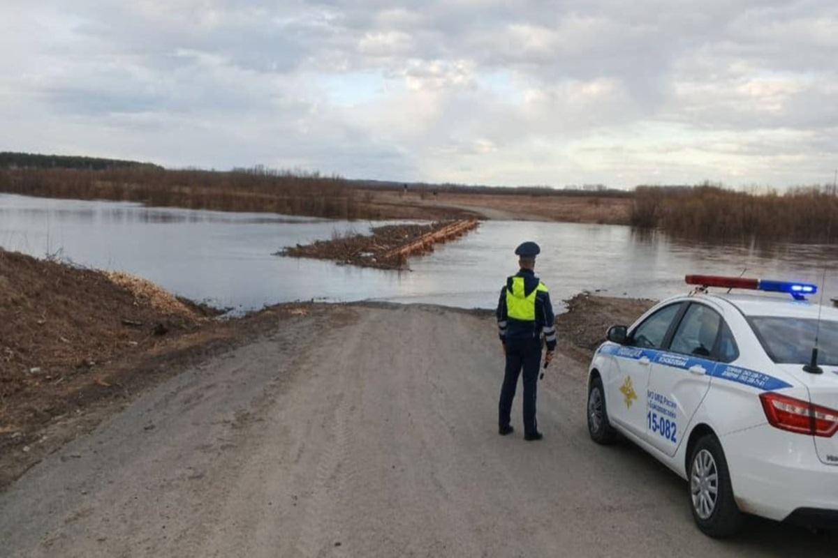 Паводок продолжает наступать на села Свердловской области, ограничивая передвижения жителей