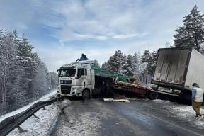 Массовое ДТП с грузовиками полностью парализовало трассу «Сибирь» в Приангарье