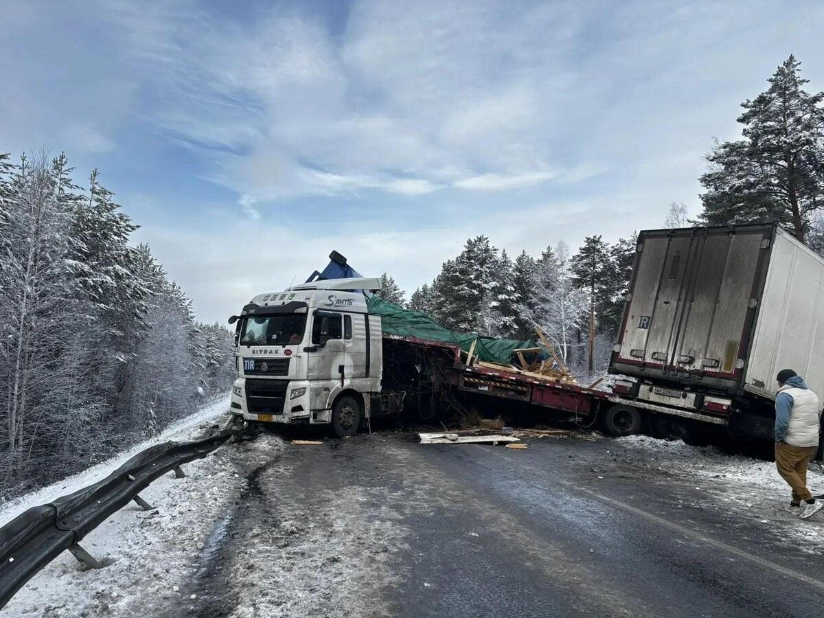 Массовое ДТП с грузовиками полностью парализовало трассу «Сибирь» в Приангарье