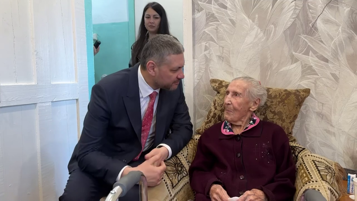 Губернатор Забайкалья Александр Осипов навестил ветерана Великой Отечественной войны Прасковью Павловну Чумилину, которая в мае отметит 103-й день рождения