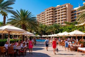 «Мой ребёнок не понимает анимацию»: британец устроил скандал в отеле Турции из-за русских туристов