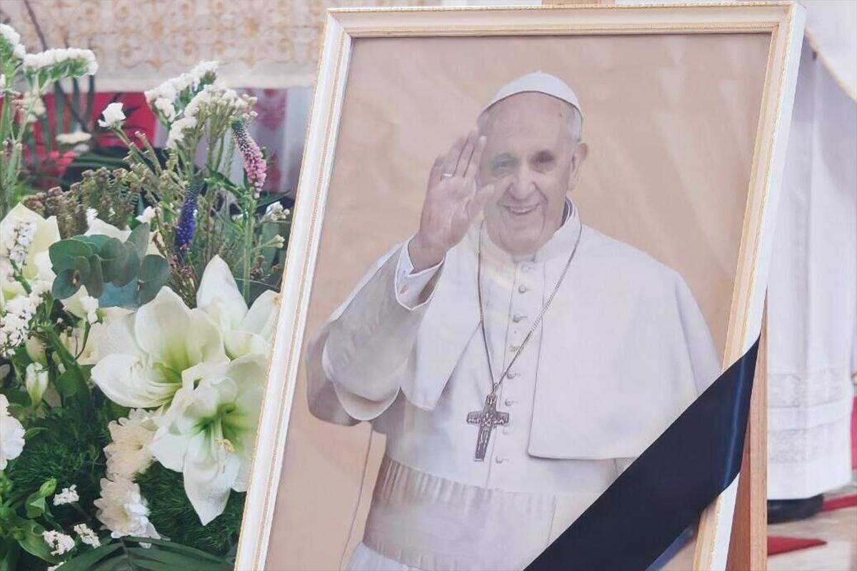 На лице Папы Римского заметили жуткий синяк