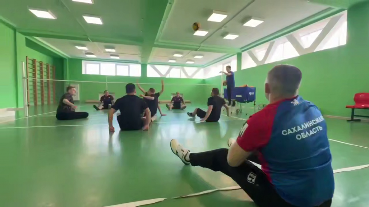 «Поддержка бойцов и ветеранов СВО — абсолютный приоритет»: Губернатор Сахалинской области Валерий Лимаренко посетил тренировку волейбольной команды ветеранов СВО
