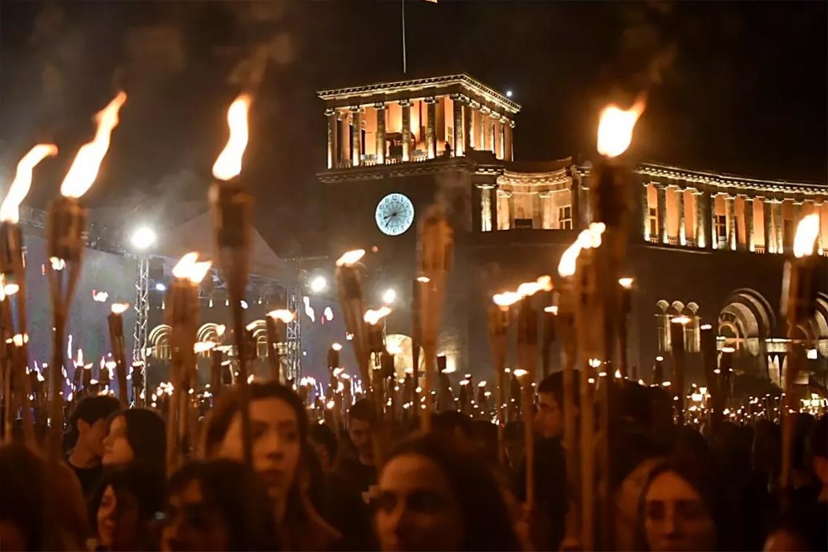 Участники факельного шествия в Ереване дошли до мемориала «Цицернакаберд»