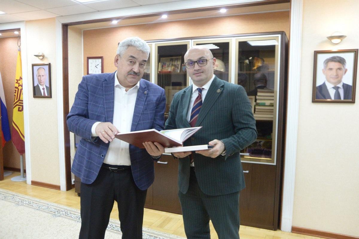 Спикер Госсовета Леонид Черкесов об уникальном Чувашско-русско-армянском словаре: Это свидетельство того, как в Чувашии бережно хранят языковое наследие, традиции и обычаи