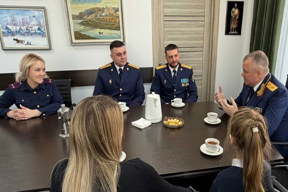 Следователи Смоленска организовали праздник для спасенной ими девочки