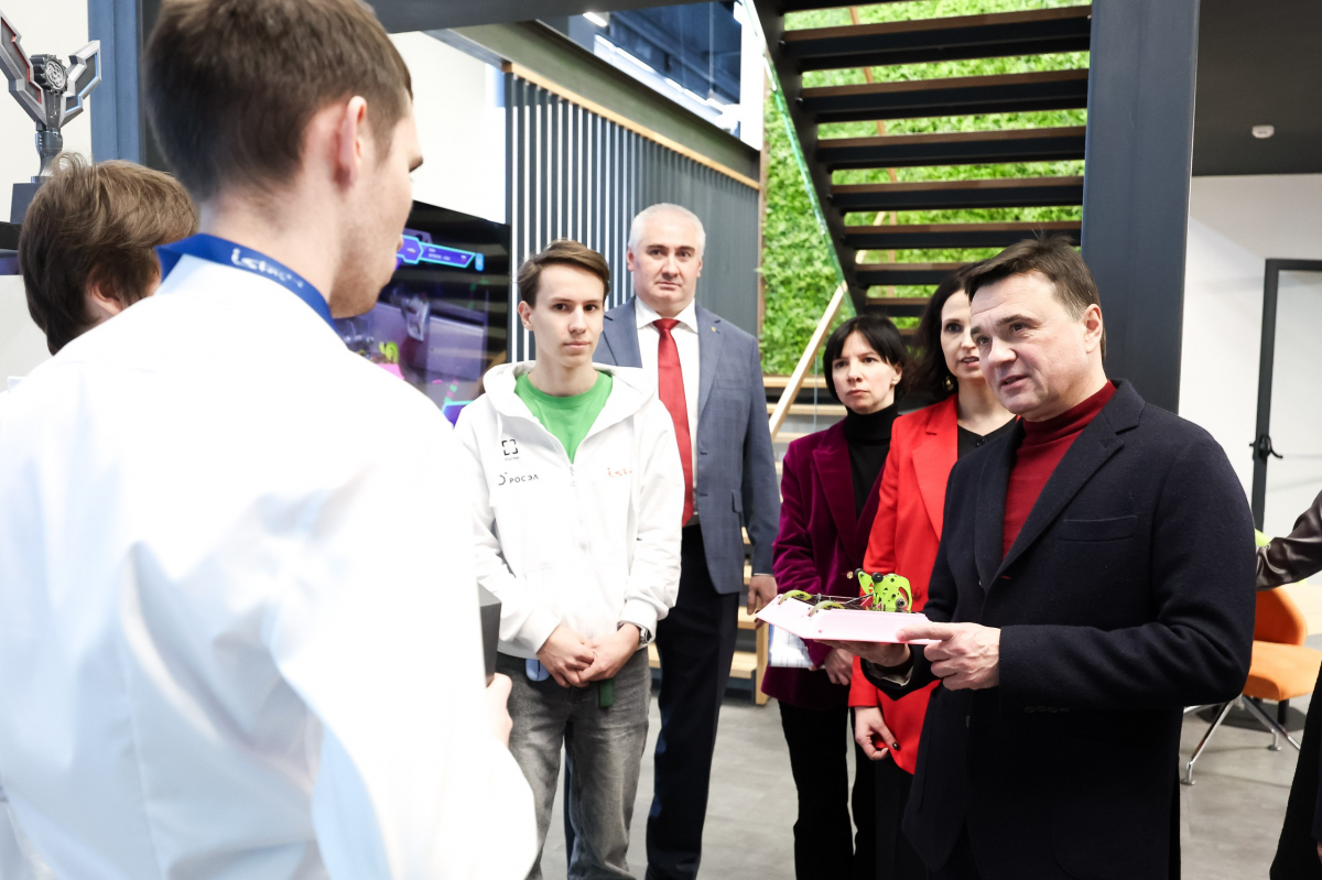 Учащиеся технопарка «Исток – РТУ МИРЭА» во Фрязине показали Андрею Воробьеву устройство радиоэлектронной борьбы с FPV-беспилотниками