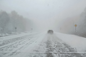 Дорожная техника в Новосибирске работает круглосуточно из-за снегопадов и перепадов температур