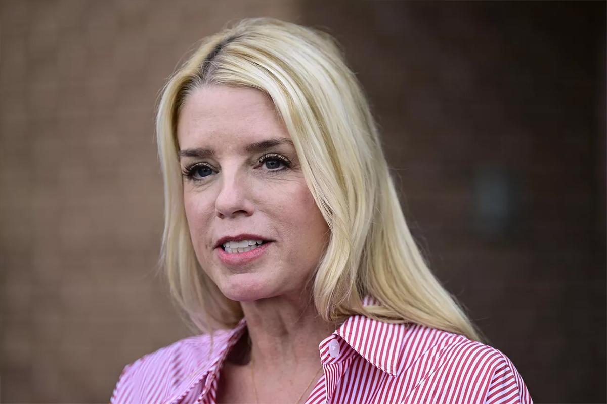 Слишком много правды? Трамп грозит увольнением главе Минюста из-за досье Эпштейна