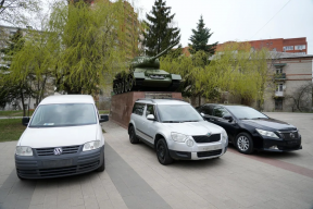 В преддверии 9 Мая в Котельниках для участников СВО передали три автомобиля