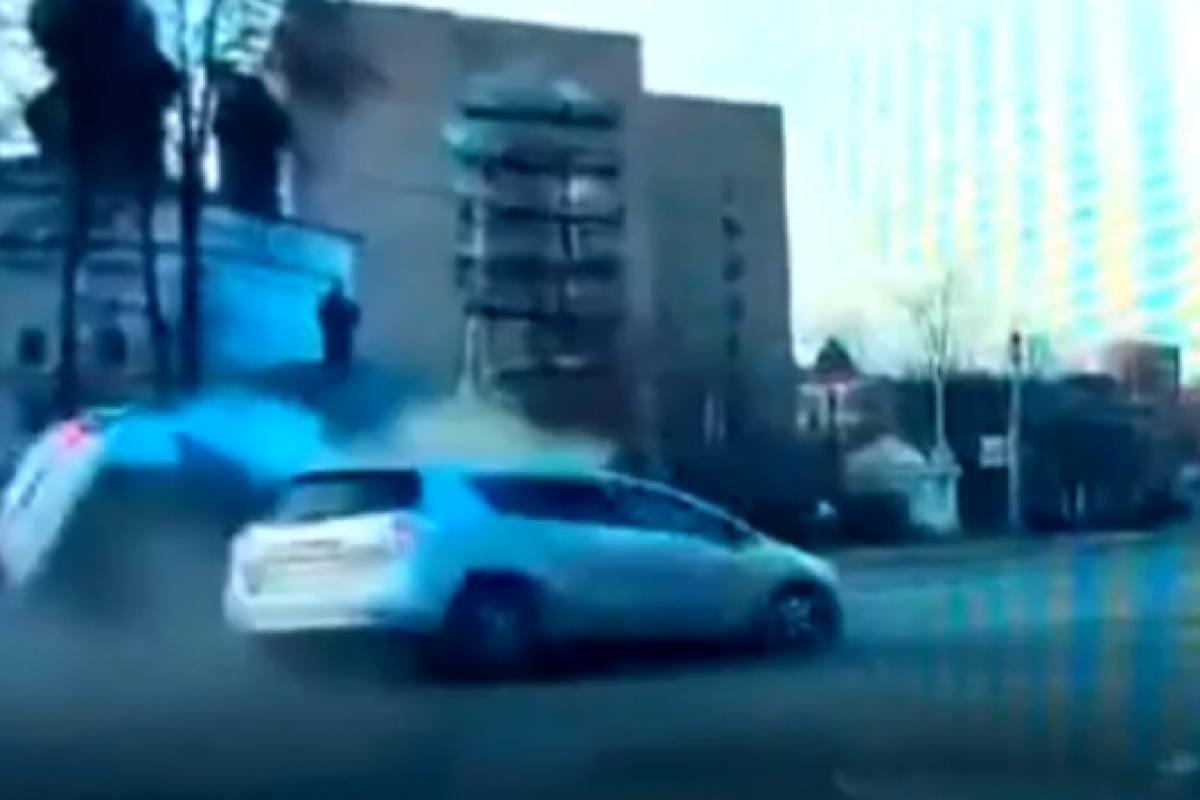 Появились кадры момента опрокидывания машины ДПС в Иванове