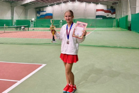 На осеннем первенстве по теннису в Мордовии юная спортсменка из Тулы завоевала серебряную медаль