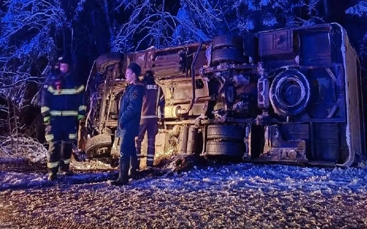 В Ленобласти перевернулся автобус с пассажирами