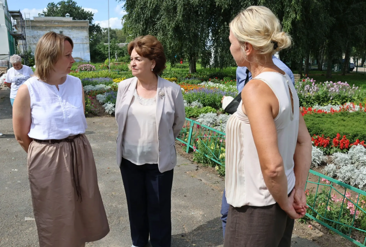 Спикер Ивановской облдумы Марина Дмитриева проверила ход капремонта школы и благоустройства сквера «Центральный» в селе Осановец Гаврилово-Посадского района