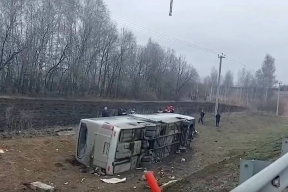 В больницы Саратова доставили шесть человек, находившихся в перевернувшемся автобусе