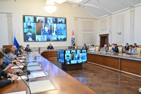 «Все системы жизнеобеспечения обеспечены работой транспорта»: Губернатор Андрей Травников провел оперативное совещание по ситуации с топливом