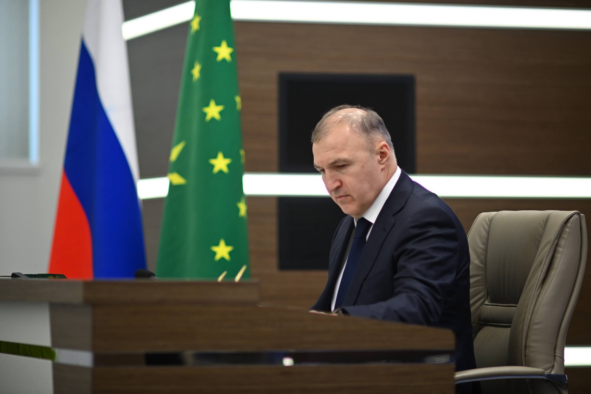 Снижение безработицы, рост ВРП, рекордный урожай: Мурат Кумпилов подвел итоги 2025 года на заседании Госсовета-Хасэ Адыгеи
