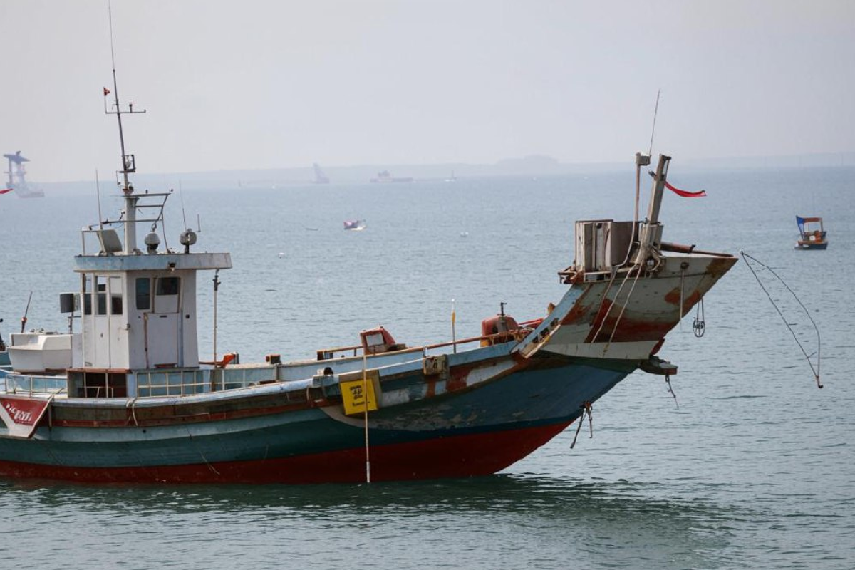 Во Владивостоке контейнеровоз притянул к себе катер, рыбаки не пострадали