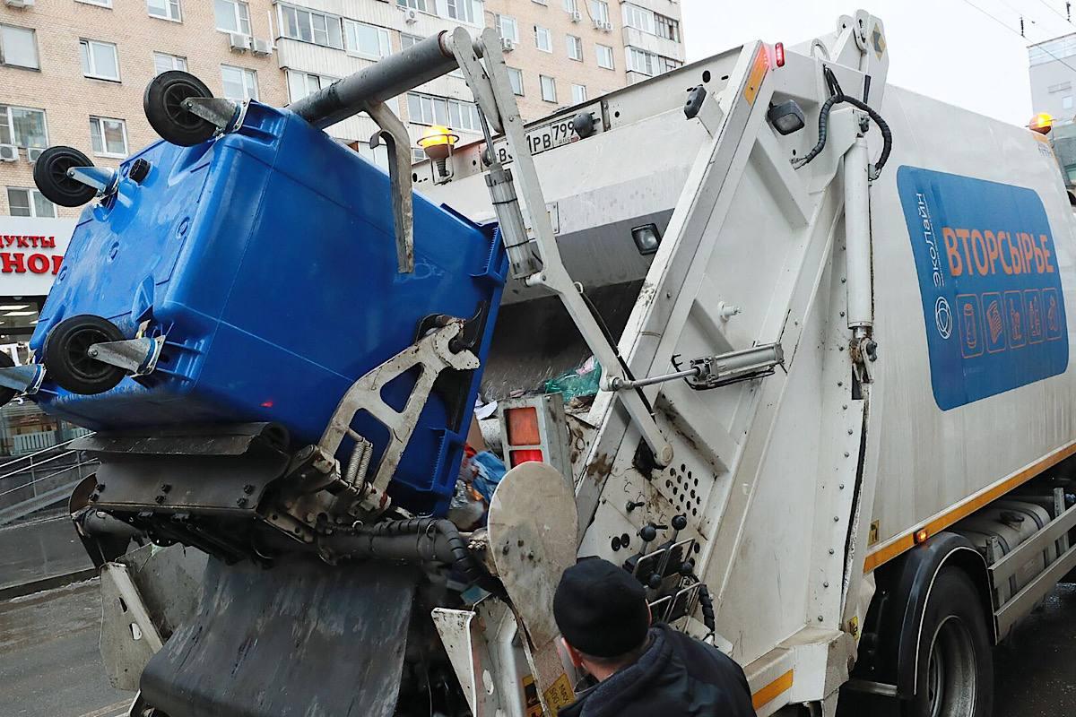 В Каменске-Уральском мусоровоз сбил школьника