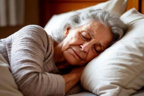 Ученые нашли связь между высоким внутриглазным давлением и сном на подушке