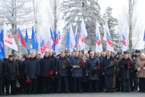 Спикер Саратовской областной Думы Алексей Антонов вместе депутатами регионального парламента возложил цветы к Вечному огню на Соколовой горе