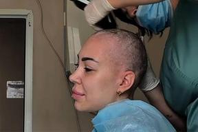 «Земля ушла из-под ног»: онкобольная Алена Рапунцель показала, как ее брили и подключали к кислороду