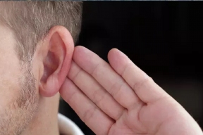 Врачи предупредили, что наушники приводят к снижению слуха у молодых