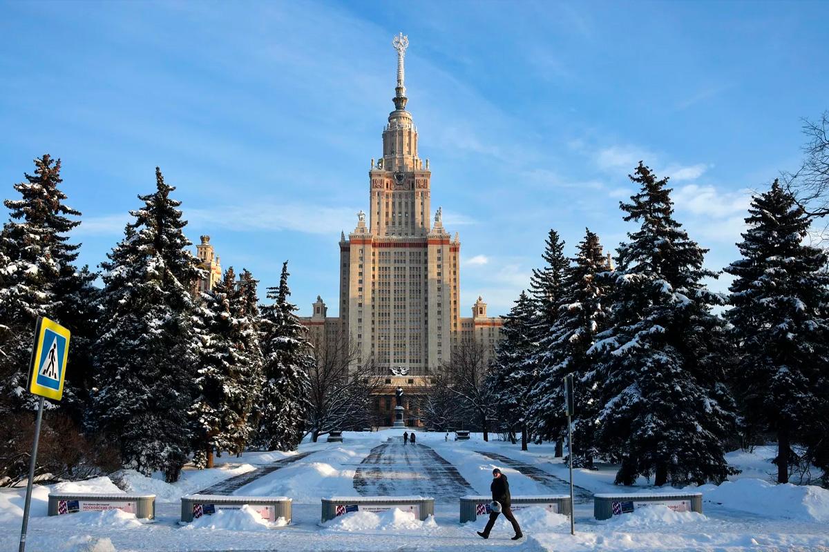 Эксперт оценила предложение ограничить прием абитуриентов в вузы Москвы и Петербурга