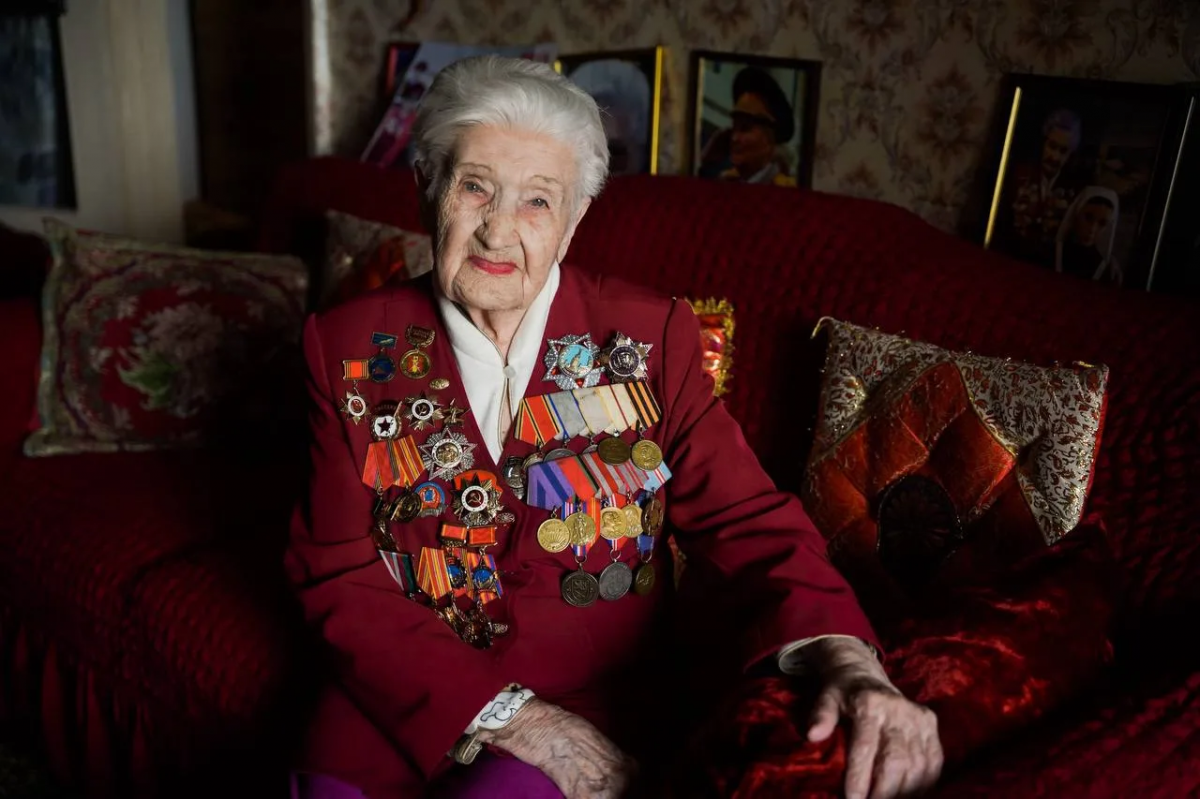 Губернатор Андрей Воробьев поздравил со 102-летием жительницу Подольска, участницу Сталинградской битвы Марию Рохлину
