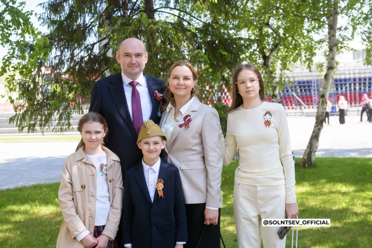 «За 10 лет число многодетных семей в регионе выросло более чем на 30%»: Губернатор Евгений Солнцев поздравил жителей Оренбуржья с Днем семьи, любви и верности