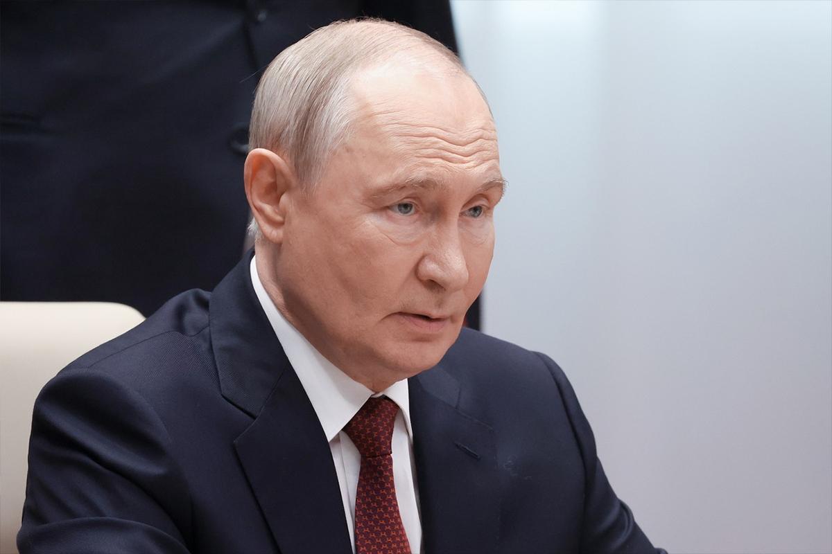 Дрон попал в кабину локомотива: Путин посмертно наградил погибшего помощника машиниста