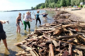 Жители Новосибирска провели на пляже экологическую акцию, собрав восемь тонн старой древесины