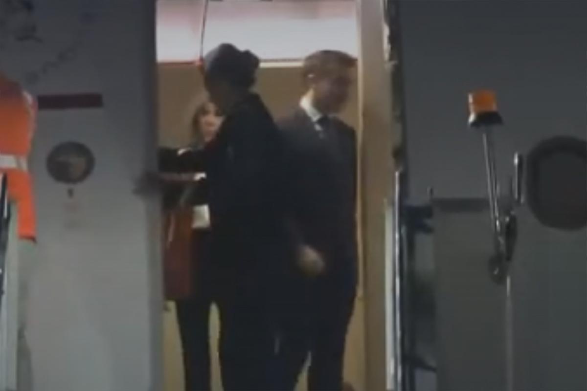 Макрон эффектно «отшил» жену у трапа самолета, а через секунду вернулся с повинной