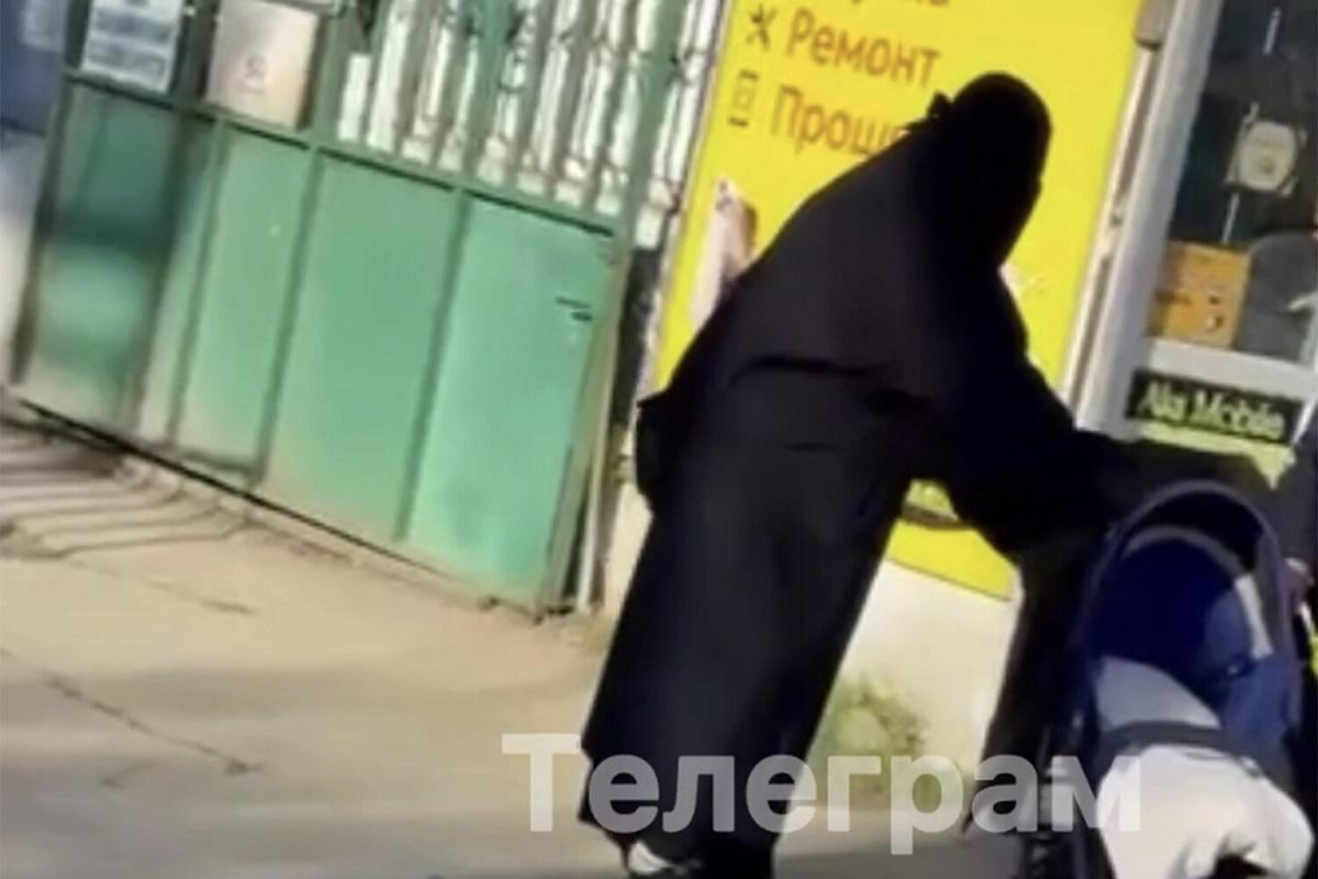 Женщина гуляла по Дербенту с коляской, в которой лежало тело девочки