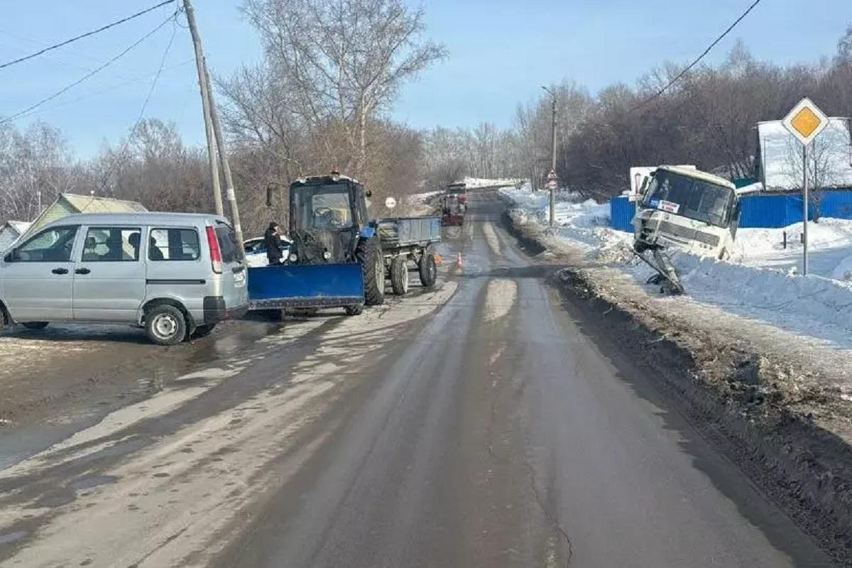 Под Новосибирском пассажирский автобус врезался в трактор