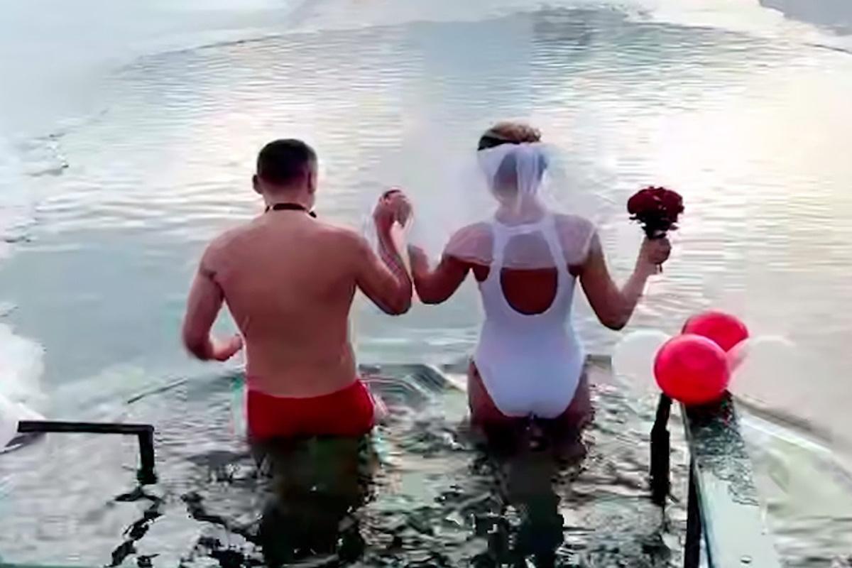 Липецкая пара моржей скрепила свой официальный союз купанием в ледяной воде