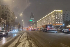 Из-за снегопада городские службы Москвы ведут постоянный мониторинг состояния дорог и тротуаров