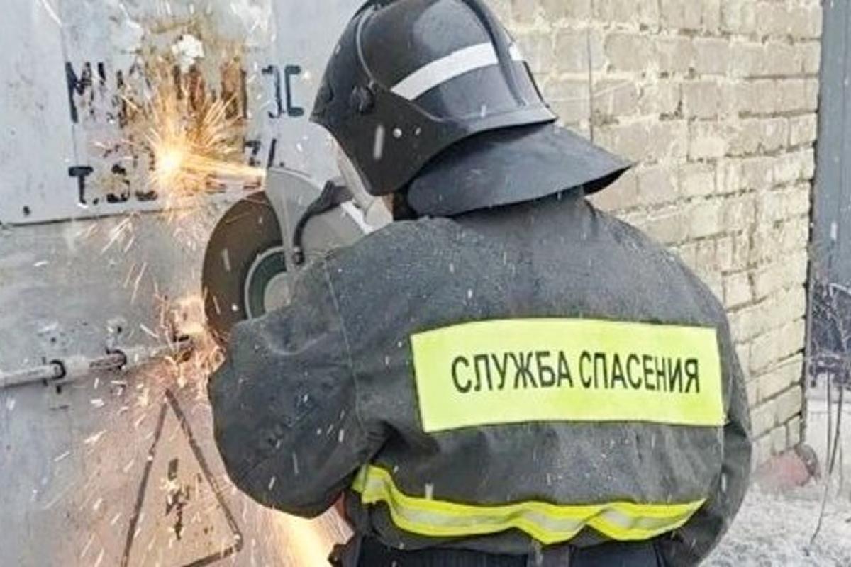 В Ульяновске спасатели применили бензорез для ликвидации пожара в трансформаторной будке