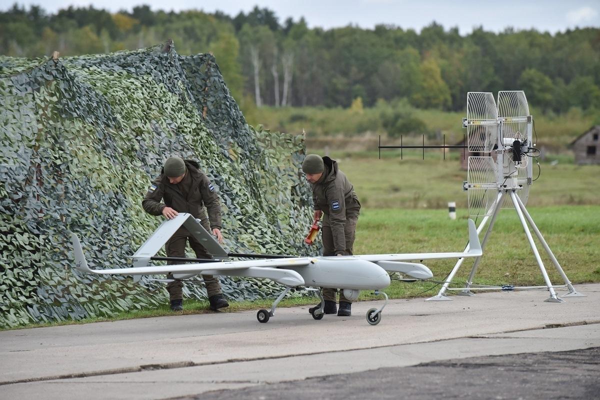 Украинский дрон атаковал гражданский автомобиль в ЛНР, ранения получили два человека