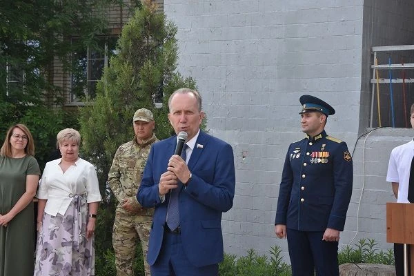 «Ваш талант и энергия нужны нашему городу и стране. В добрый путь!»: Спикер Гордумы Астрахани Игорь Седов поздравил с праздником Последнего звонка выпускников школы №64