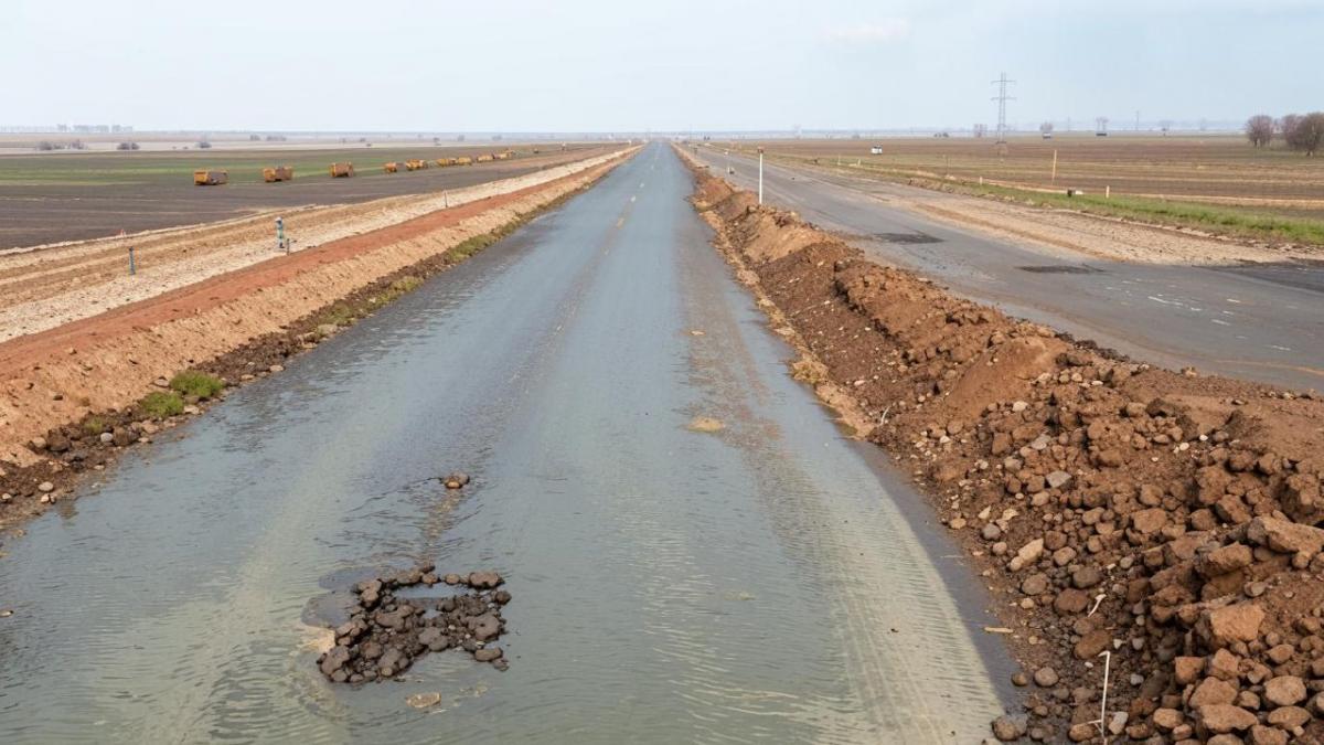 Экономист Зубец поделился своим видением решения проблемы некачественного ремонта дорог в России