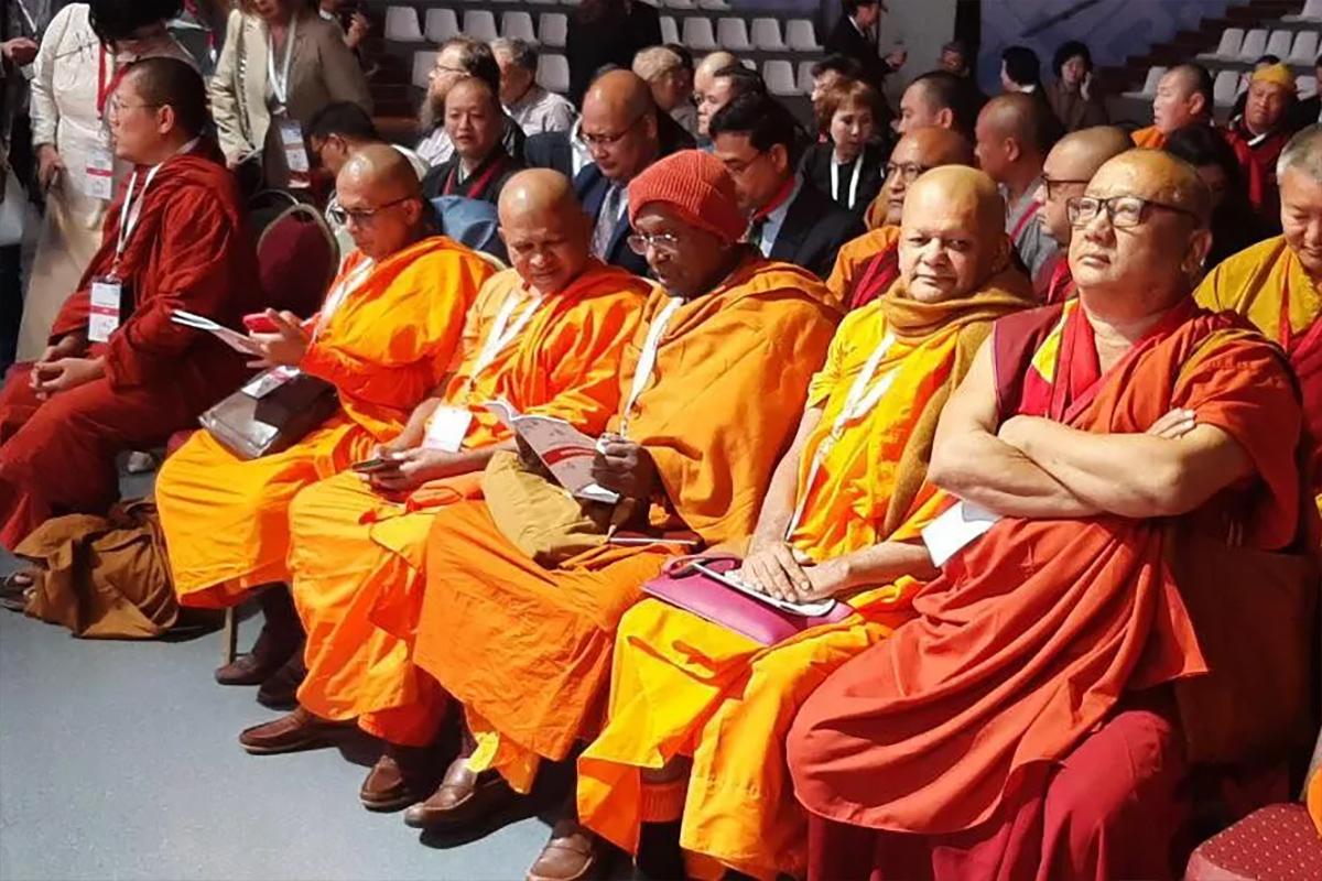 От Калмыкии до Кубани: 377 добровольцев рвутся помогать на буддийском форуме в Туве