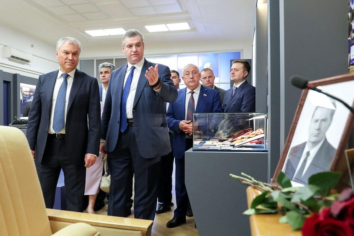 Выставка о Жириновском: поезд как метафора жизни