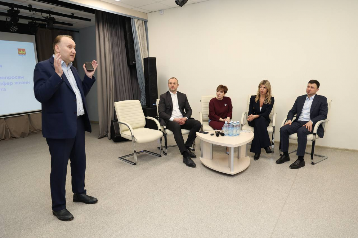 Сопредседатель ВАРМСУ Ирина Гусева совместно с представителями Администрации Президента РФ провела встречу с активом Добровского округа Липецка