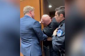 Сенатор в США лично скрутил ветерана в форме, выкрикнувшего о конфликте на Ближнем Востоке