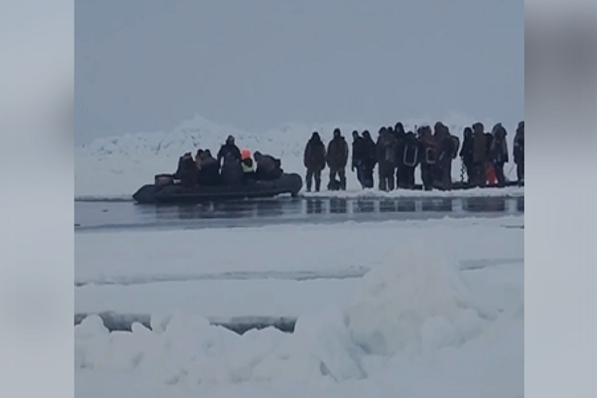 На Сахалине с оторванной льдины сняли более 70 рыбаков