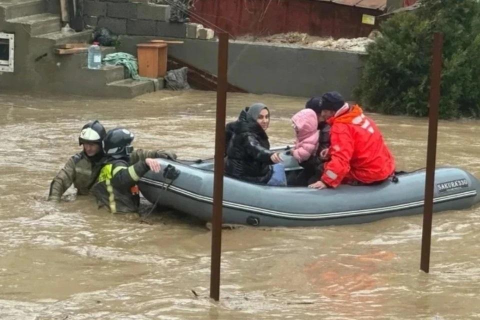 «Я в жизни не видела такую волну»: как в Дагестане вода смывала дома и людей