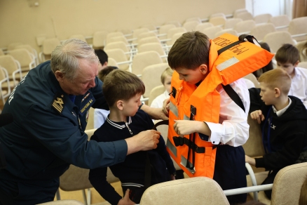 В Новосибирске школьники прошли практические уроки безопасности на водоемах перед весенними каникулами