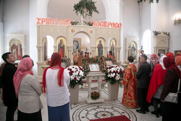 Спикер Законодательной думы Оксана Козловская приняла участие в богослужении в честь иконы Пресвятой Богородицы «Неувядаемый цвет» в селе Трубачево